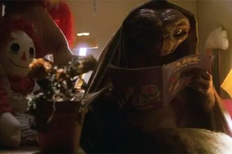 Boneco usado em cena do armário do filme E.T será leiloado (Imagem: YouTube/Reprodução)