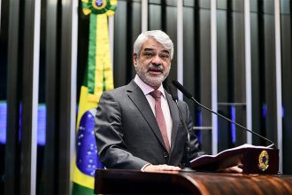 Humberto Costa: 'Sou presidente efetivo do PT até julho' (Foto: Pedro França/Agência Senado)