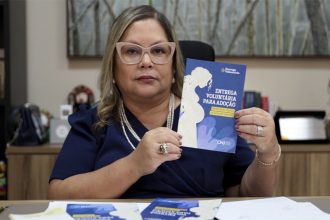 Juíza Rebeca de Mendonça Lima afirma que mãe tem proteção da Justiça ao decidir doar o filho (Foto: Iron Farias/TJAM)