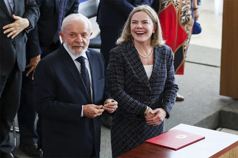 Presidente Lula e Gleisi Hoffmann na solenidade de posse da ministra: defesa sobre fala considerada machista (Foto: José Cruz/ABr)