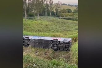 Ônibus caiu na ribanceira. Um adolescente morreu e outras 26 pessoas ficaram feridas (Imagem: YouTube/Reprodução)