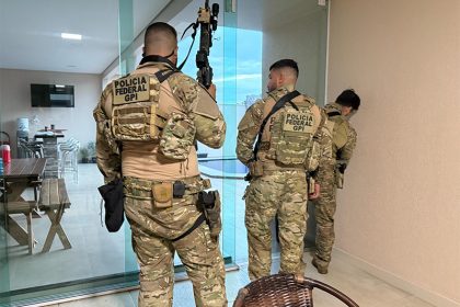Policiais federais cumprem mandado de busca e apreensão em casa de suspeito Foto: PF/Divulgação)
