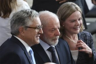 Alexandre Padilha com o presidente Lula e Gleisi Hoffmann, ministra de Articulação Política: posse em novos cargos (Foto: José Cruz/ABr)