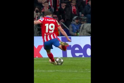 Julián Alvarez no momento em que chutou a bola, mas com dois toques: pênalti anulado (Imagem: TNT Sports/YouTube/Reprodução)