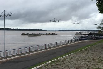 Parte da passarela de acesso de passageiros afundou (Foto: Divulgação)