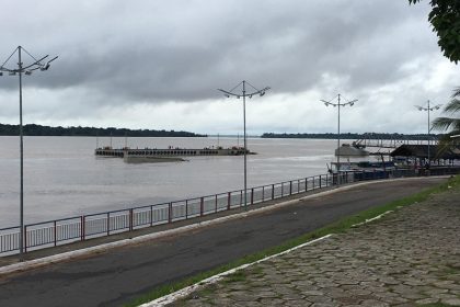 Parte da passarela de acesso de passageiros afundou (Foto: Divulgação)