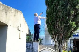 Prefeito Maickon Campos no cemitério: falta vagas para sepultamentos (Foto: Prefeitura de Tijucas/Divulgação)