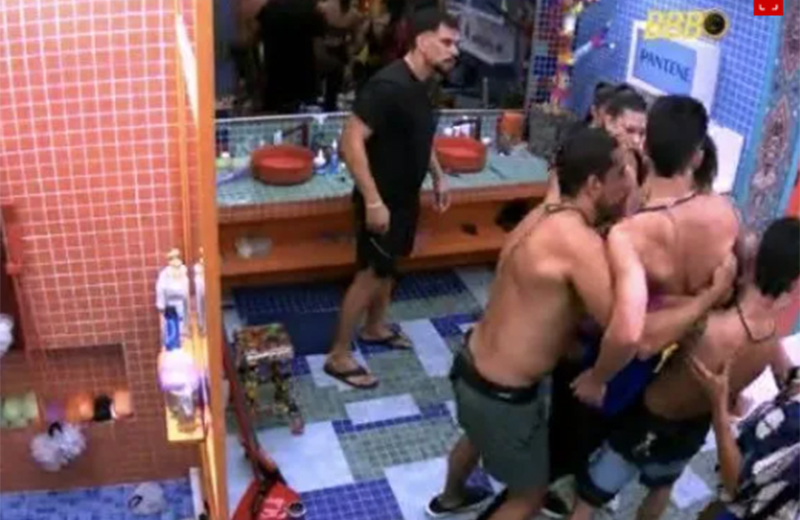 João Gabriel passou mal no banheiro e foi socorrido pelo irmão e outros participantes do BBB 25 (Imagem: Globoplay/Reprodução)