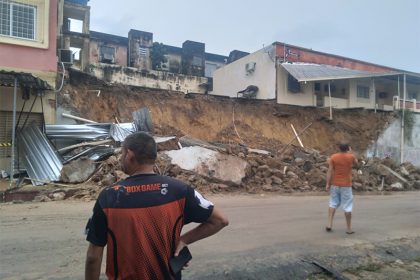 Entulho formado por cimento, tijolos e barro de muro que desabou com a chuva na terça-feira (Foto: Milton Almeida/ATUAL)