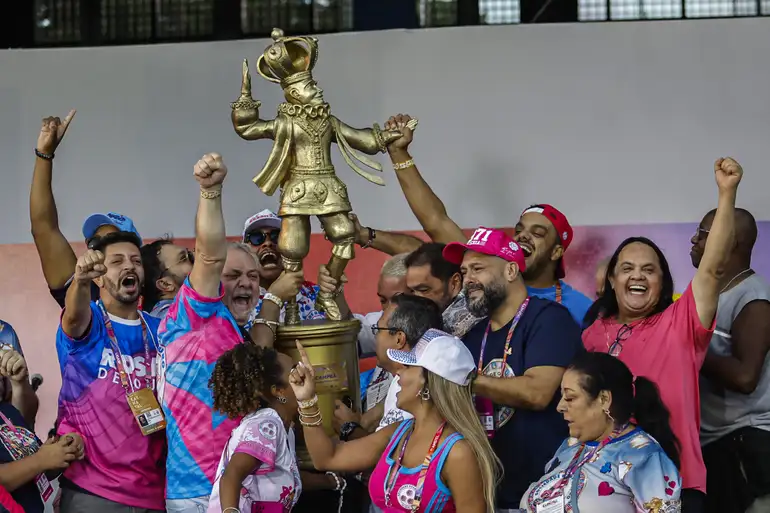 Diretores da Rosas de Ouro com o troféu de campeã: título após 15 anos (Foto: Paulo Pinto/ABr)