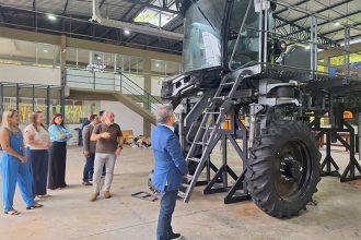 Forest Bot realiza três operações ao mesmo tempo: plantio, irrigação e controle de qualidade (Foto: Suframa/Divulgação)
