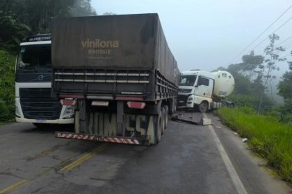Carretas ficaram atravessadas na pista (Foto: Reprodução/Redes sociais)