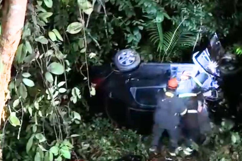 Carro capotou ao cair no barranco (Imagem: Reprodução/Facebook)
