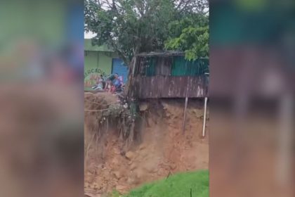 Chuva no município de Borba derrubou barranco e casa (Imagem: Reprodução/Redes Sociais)