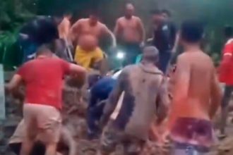 Moradores socorrem vitimas de deslizamento
