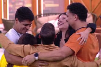 Participantes do Quarto Anos 50 se abraçaram na área externa da casa (Imagem: Globoplay/YouTube/Reprodução)
