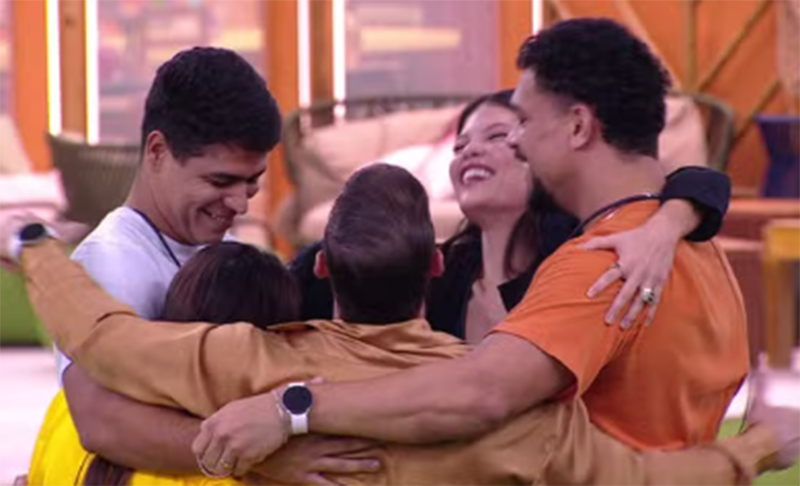 Participantes do Quarto Anos 50 se abraçaram na área externa da casa (Imagem: Globoplay/YouTube/Reprodução)