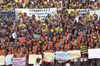 Indígenas cobra cumprimento de direitos em manifestação em Brasília (Foto: Fabio Rodrigues-Pozzebom/ABr)