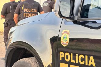Agentes da PF em casa de suspeitos de fraude no BPC (Foto: PF/Divulgação)