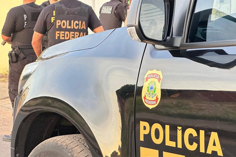 Agentes da PF em casa de suspeitos de fraude no BPC (Foto: PF/Divulgação)