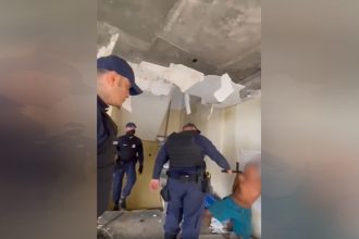 Guarda municipal agrediu homem algemado com cacetete enquanto outros observam sem interferir (Imagem: redes sociais/Reprodução)