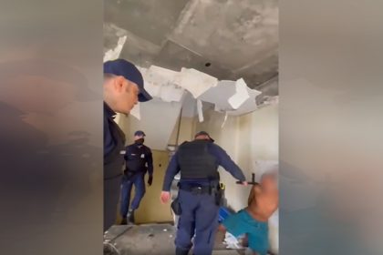 Guarda municipal agrediu homem algemado com cacetete enquanto outros observam sem interferir (Imagem: redes sociais/Reprodução)