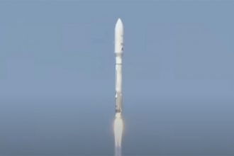 Foguete lançado nesta segunda colocou 27 satélites da Amazon em órbita (Imagem: YouTube/Reprodução)