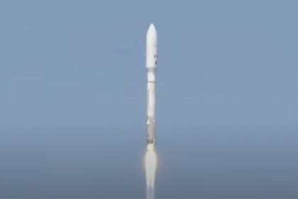 Foguete lançado nesta segunda colocou 27 satélites da Amazon em órbita (Imagem: YouTube/Reprodução)