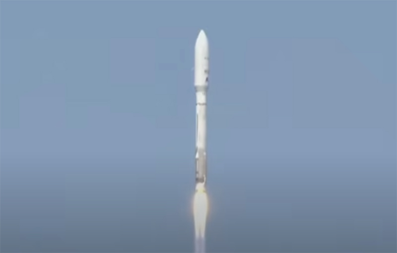 Foguete lançado nesta segunda colocou 27 satélites da Amazon em órbita (Imagem: YouTube/Reprodução)