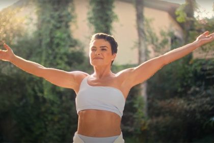 Ana Paula Arósio em comercial sobre saúde aparece com os cabelos grisalhos (Imagem: YouTube/Reprodução)