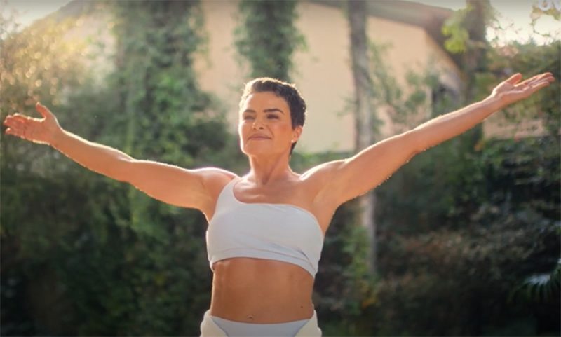 Ana Paula Arósio em comercial sobre saúde aparece com os cabelos grisalhos (Imagem: YouTube/Reprodução)