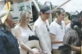 Angelina Jolie ao chegar a aldeia indígena no Mato Grosso (Imagem: Instagram/Reprodução)