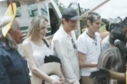 Angelina Jolie ao chegar a aldeia indígena no Mato Grosso (Imagem: Instagram/Reprodução)