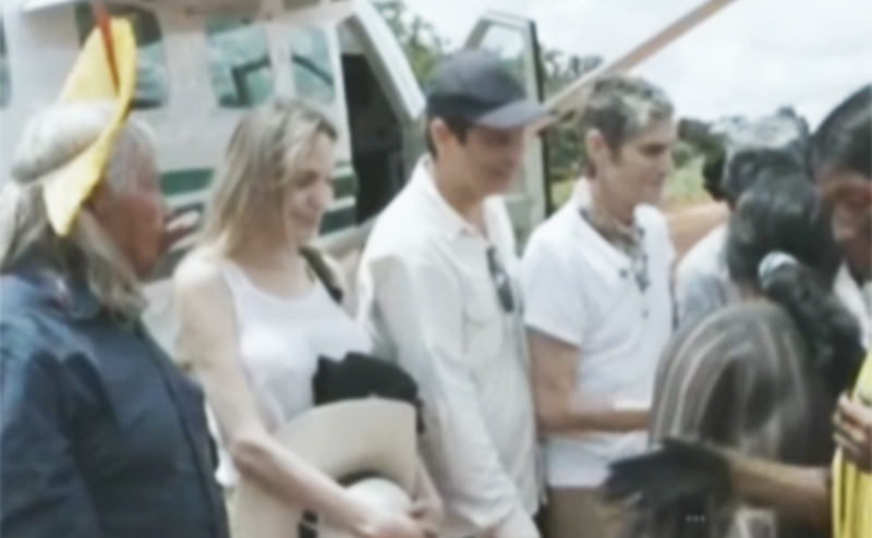 Angelina Jolie ao chegar a aldeia indígena no Mato Grosso (Imagem: Instagram/Reprodução)