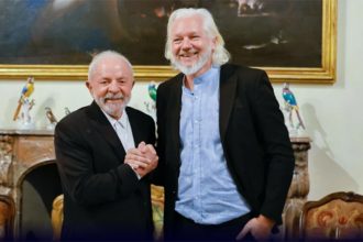Presidente Lula com Julian Assange: jornalista revelou documentos secretos dos EUA (Foto: Ricardo Stuckert/PR)