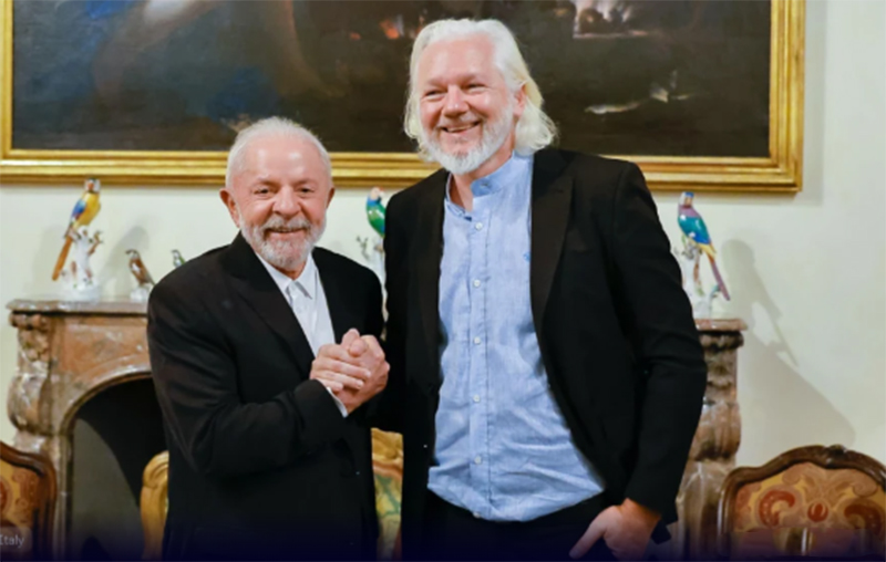 Presidente Lula com Julian Assange: jornalista revelou documentos secretos dos EUA (Foto: Ricardo Stuckert/PR)