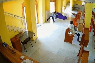 Câmera de monitoramento da Igreja registrou momento em que homem joga imagens de santos no chão (Imagem: PCSP/Divulgação)