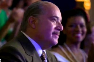 Ator Tony Ramos caracterizado como Roberto Marinho: participação rápida em capítulo de novela