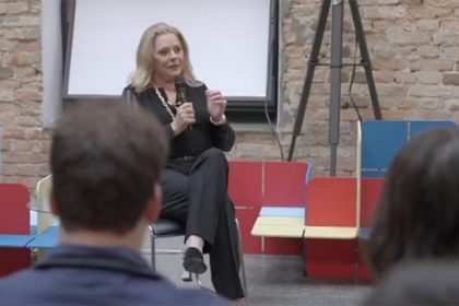 Atriz Vera Fischer foi entrevistada no Fantástico por pessoas autistas (Imagem: TV Globo/Reprodução)