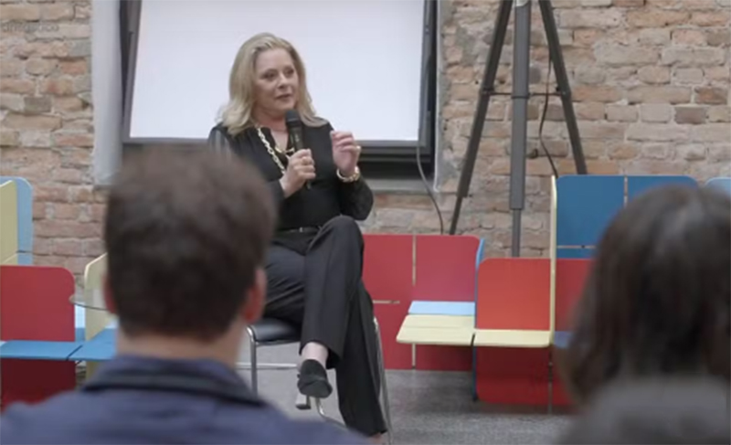 Atriz Vera Fischer foi entrevistada no Fantástico por pessoas autistas (Imagem: TV Globo/Reprodução)
