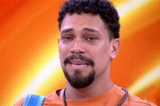 Eliminado, Vinícius chorou ao deixar o BBB 25 (Imagem: Globoplay/Reprodução)