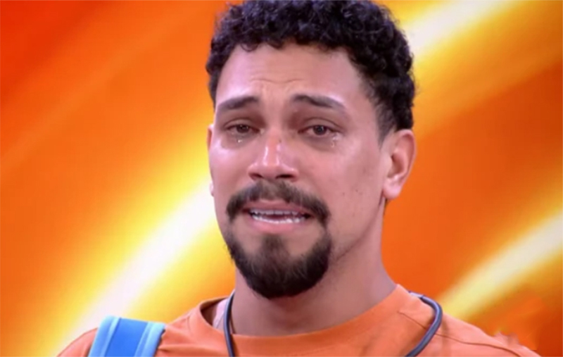Eliminado, Vinícius chorou ao deixar o BBB 25 (Imagem: Globoplay/Reprodução)