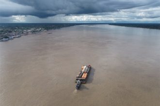 Balsa leva carretas com alimentos pelo Rio Madeira para contornar trecho interditado na BR-230 (Foto: Dnit/Divulgação)