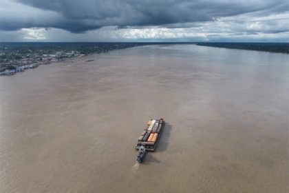 Balsa leva carretas com alimentos pelo Rio Madeira para contornar trecho interditado na BR-230 (Foto: Dnit/Divulgação)