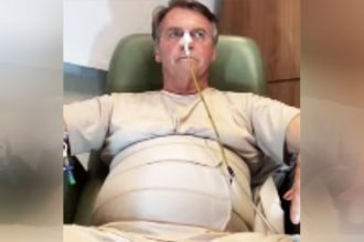 Jair Bolsonaro na live no 'X': propaganda de capacete direto da UTI (Imagem: X/Reprodução)