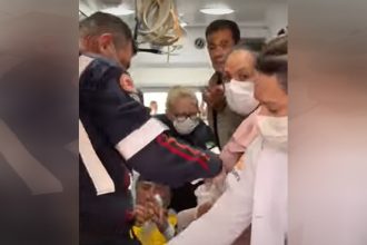 Ex-presidente Jair Bolsonaro foi atendido por socorristas do Samu e levado ao hospital (Imagem: CNN/YouTube/Reprodução)