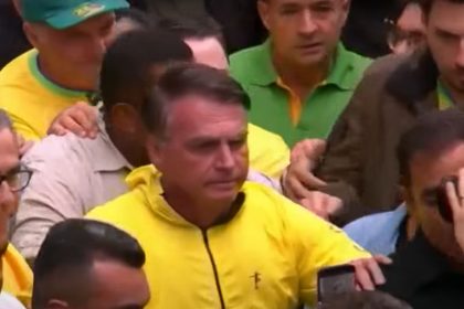 Jair Bolsonaro ao chegar a palanque na Avenida Paulista para ato por anistia para si próprio (Imagem: CNN/YouTube/Reprodução)