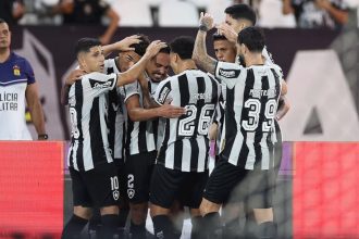 Jogadores do Botafogo ao comemorarem gol de Vitinho: tabu contra o Fluminense (Foto: Vitor Silva/BFR)