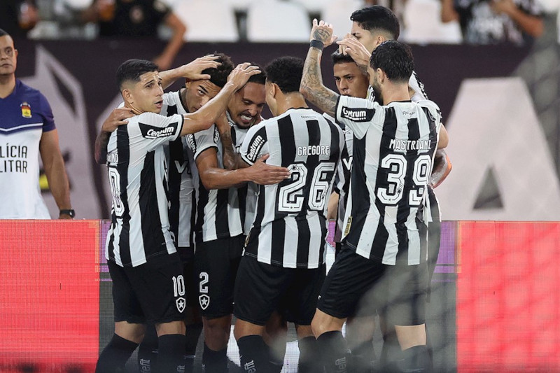 Jogadores do Botafogo ao comemorarem gol de Vitinho: tabu contra o Fluminense (Foto: Vitor Silva/BFR)