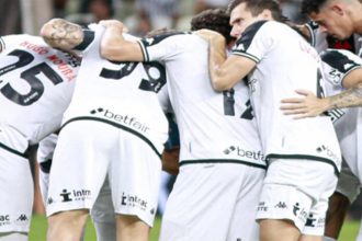 Jogadores do Vasco unem forças, mas não foi suficiente para vencer o Ceará (Foto: Matheus Lima/Vasco)